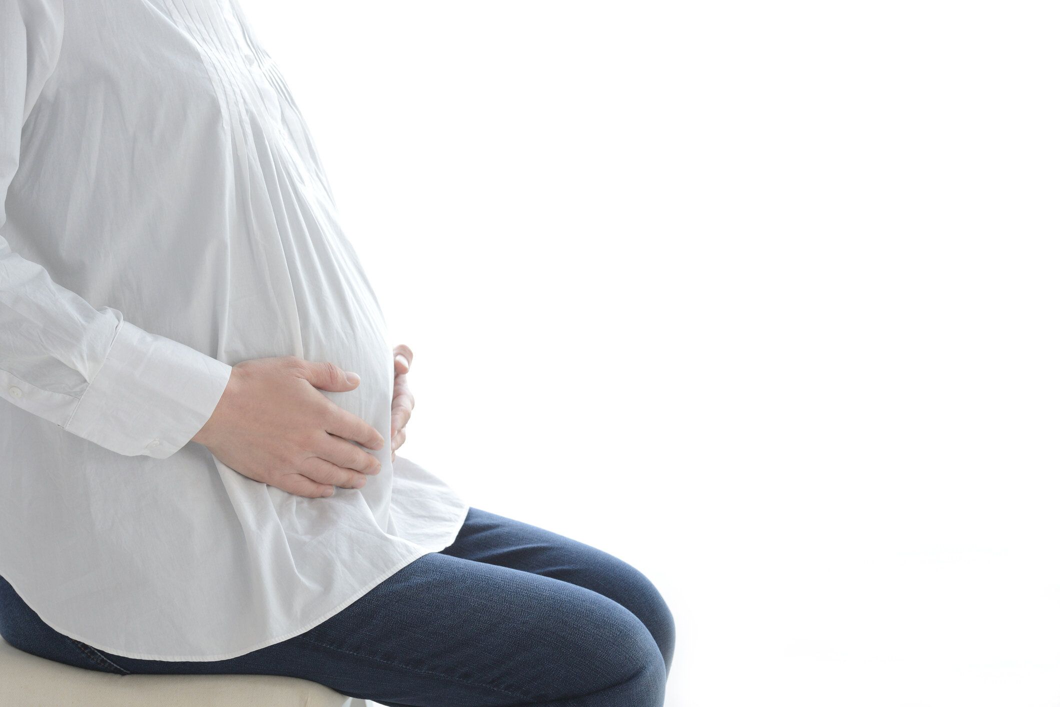 白い背景に座って妊婦を考える