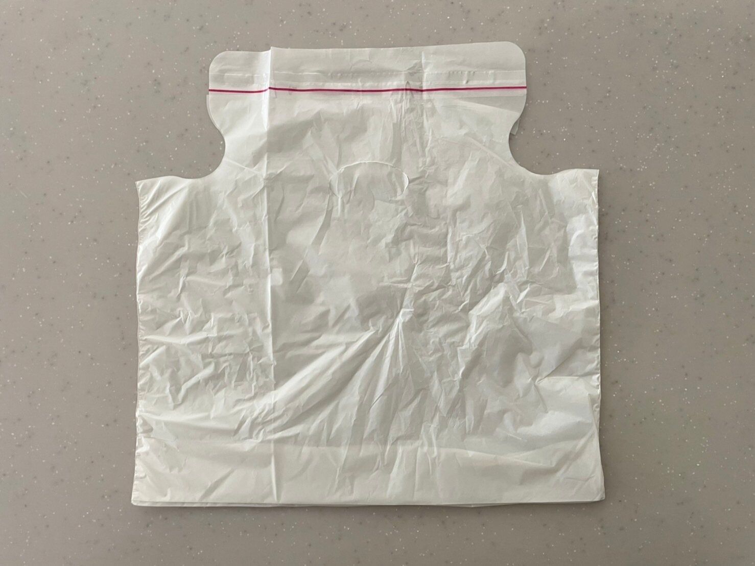 【3COINS】家はもちろんクルマでも使える！どこでも「ペタッと」貼れるのが便利すぎる330円アイテム