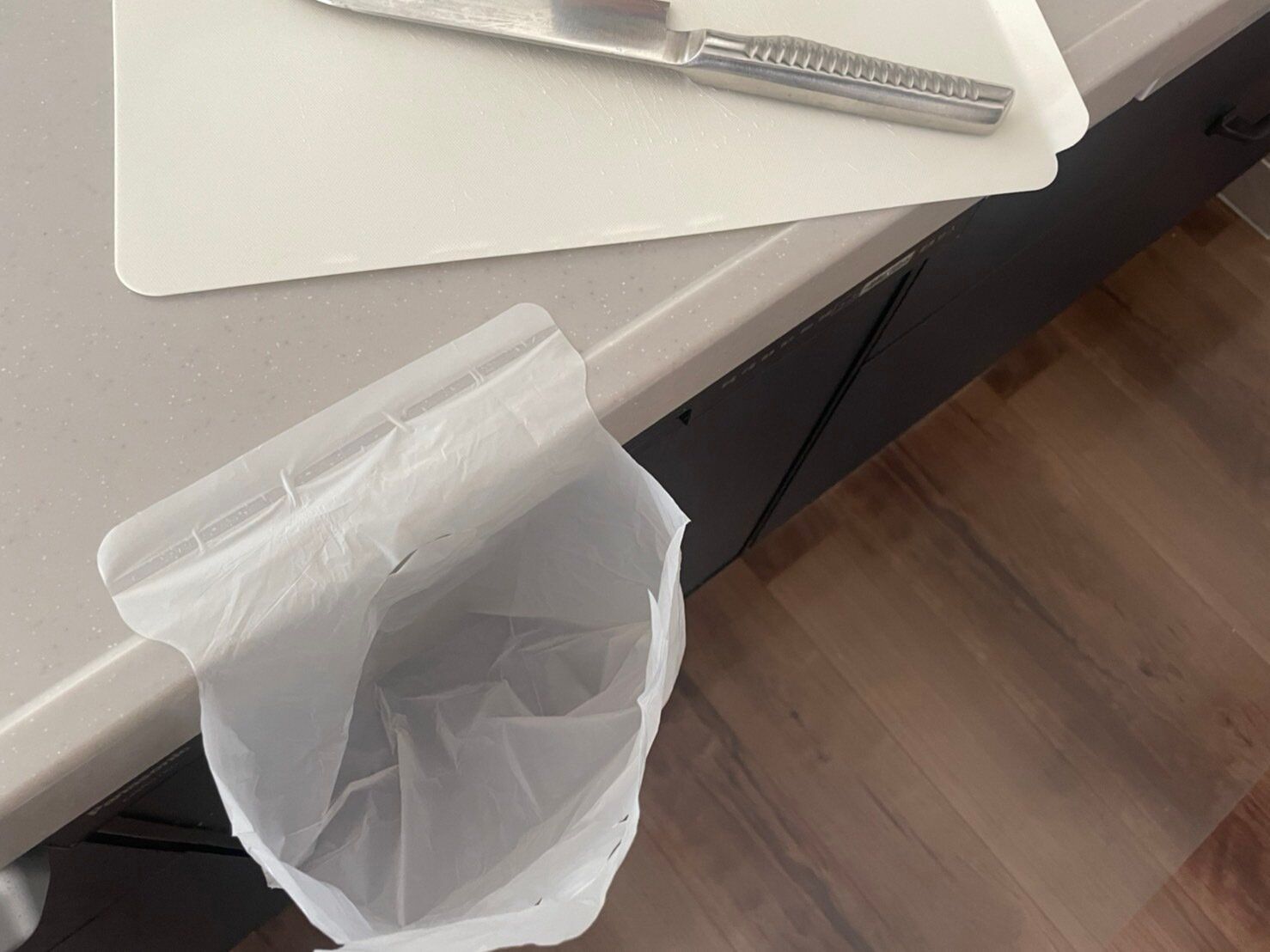 【3COINS】家はもちろんクルマでも使える！どこでも「ペタッと」貼れるのが便利すぎる330円アイテム