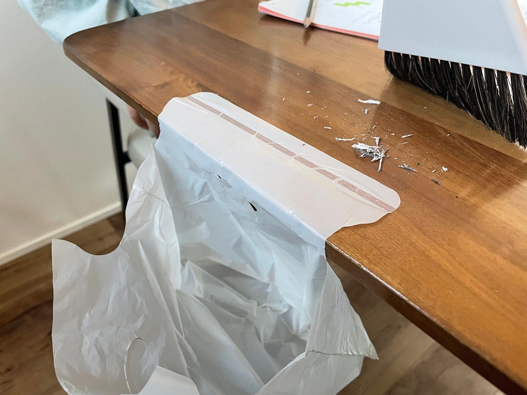 【3COINS】家はもちろんクルマでも使える！どこでも「ペタッと」貼れるのが便利すぎる330円アイテム