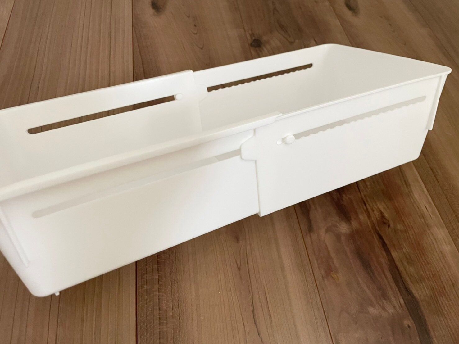 場所に合わせて伸縮できて便利!セリアの伸縮収納トレーで隙間知らず!