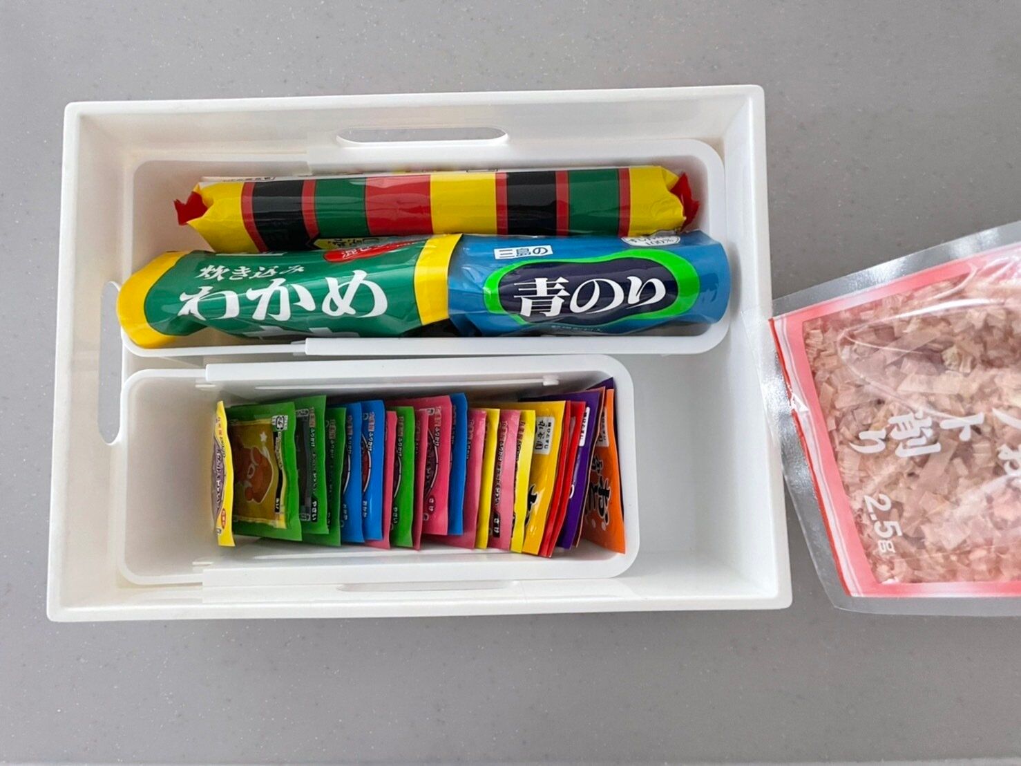 場所に合わせて伸縮できて便利!セリアの伸縮収納トレーで隙間知らず!