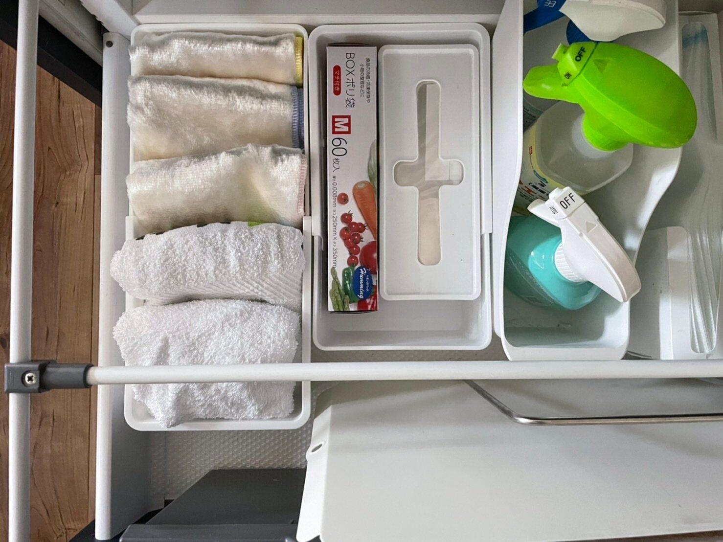 場所に合わせて伸縮できて便利!セリアの伸縮収納トレーで隙間知らず!