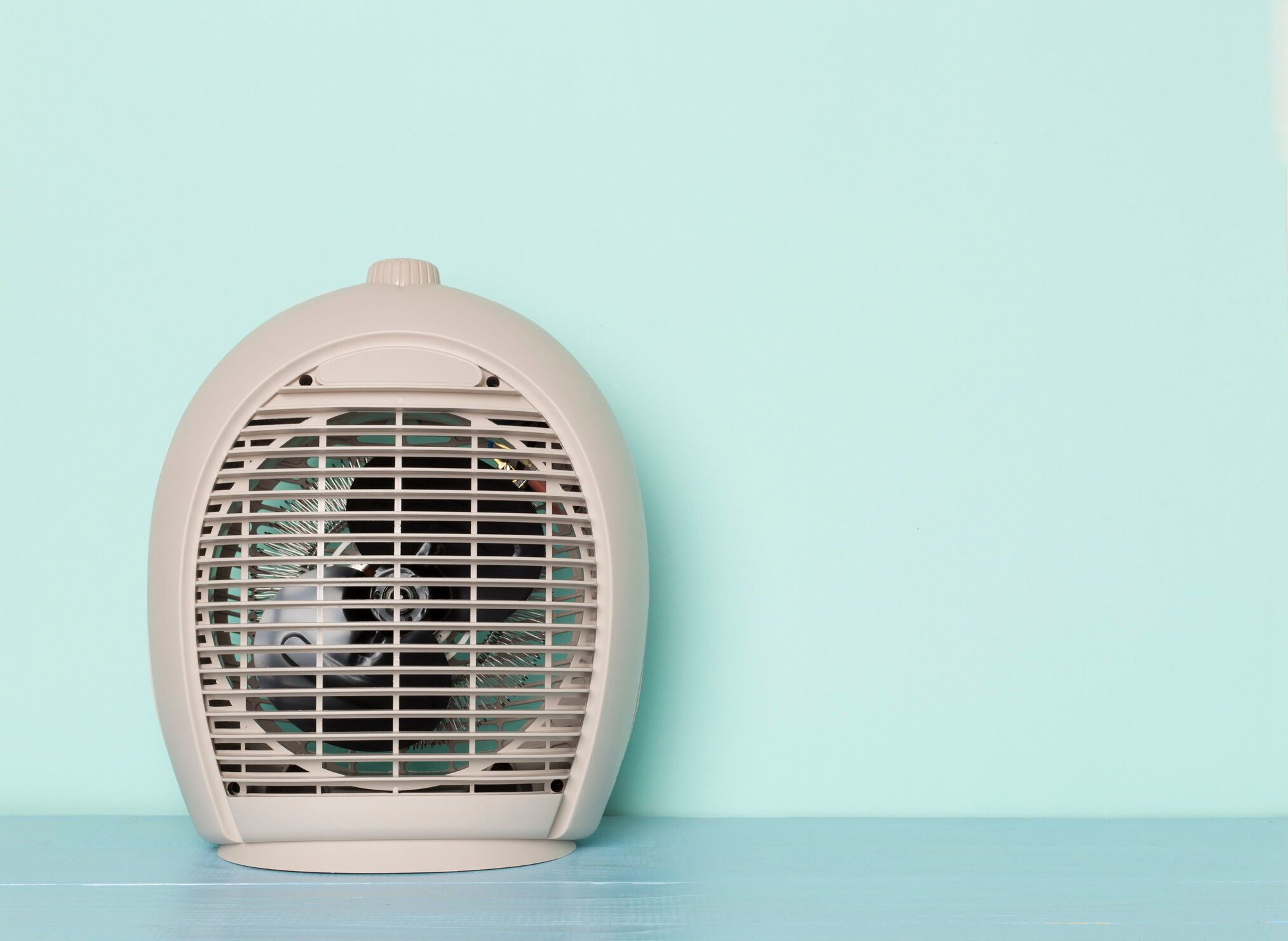 ライトテーブルの上の現代の電気ファンヒーター