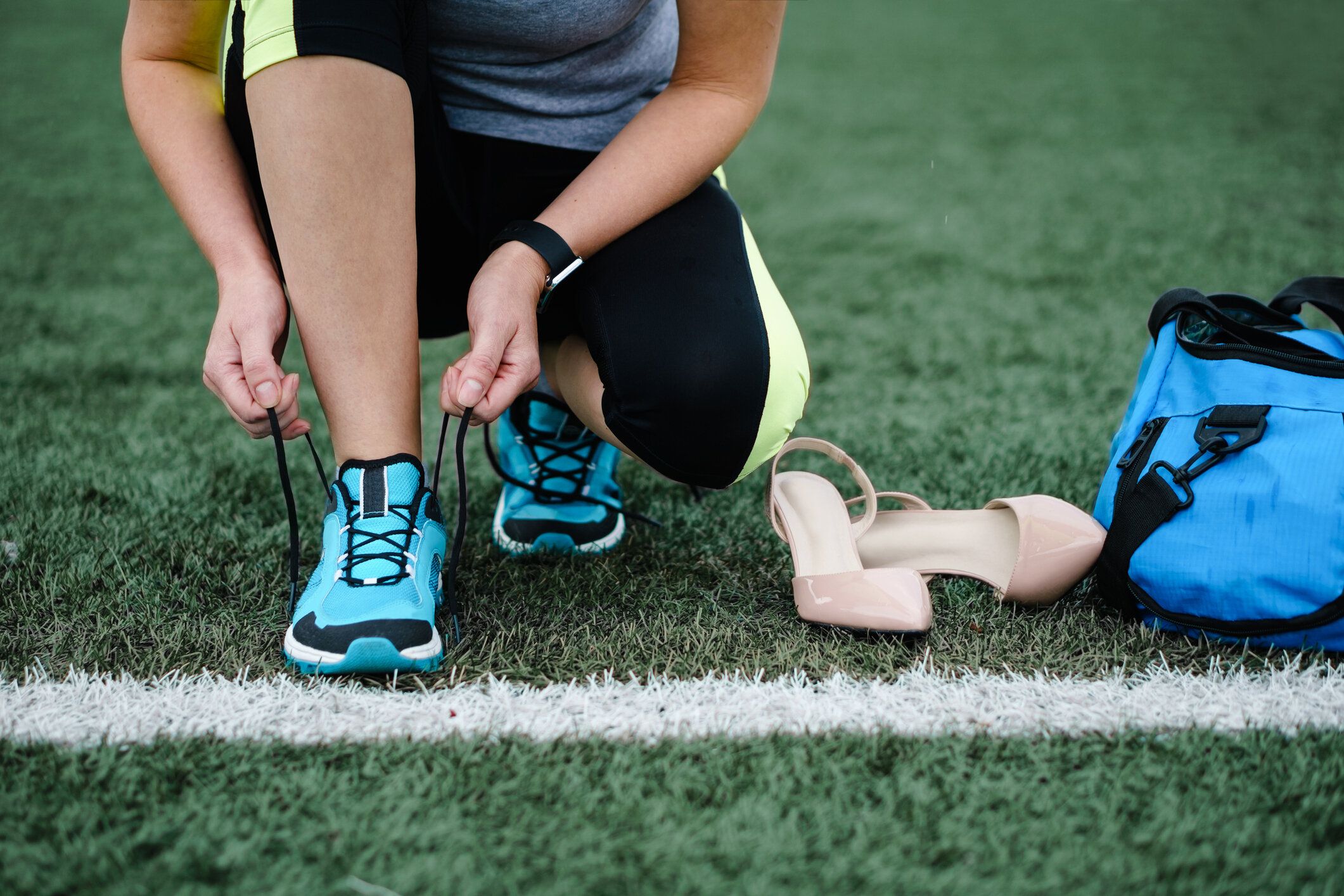 トレーニングの準備をします。仕事の後の女性の足のコンセプトです。
