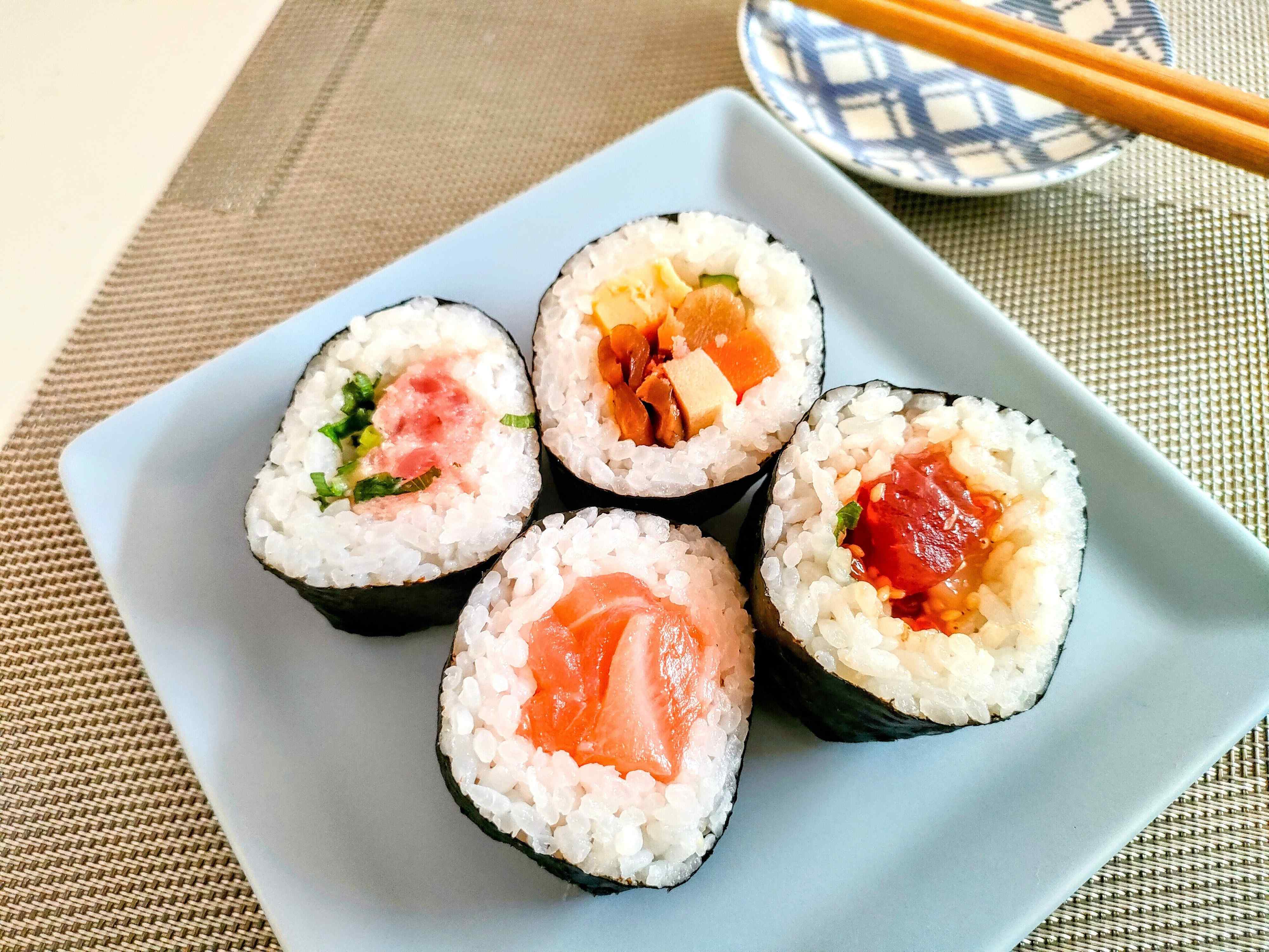ネギトロ、サーモン、マグロ、いろいろな具材