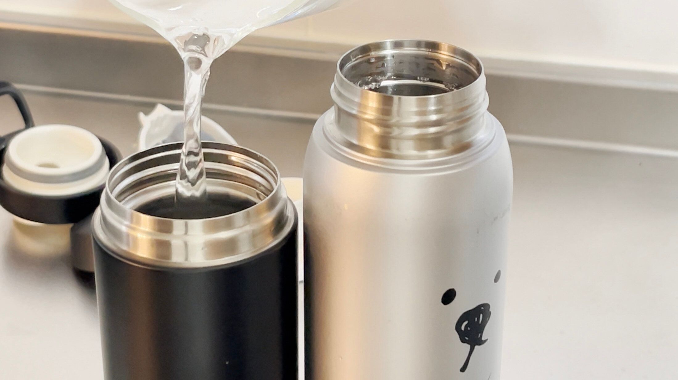 水筒のフチまでお湯を入れる