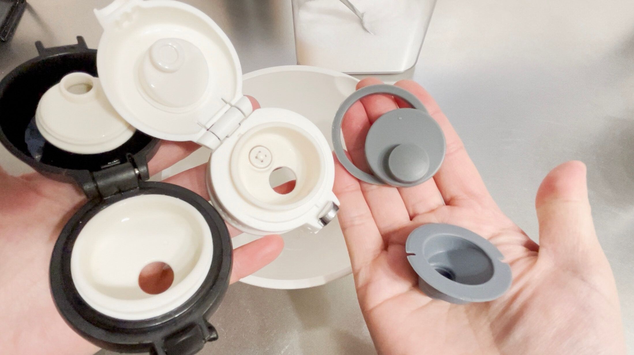 フタからゴムパッキンを取り外す