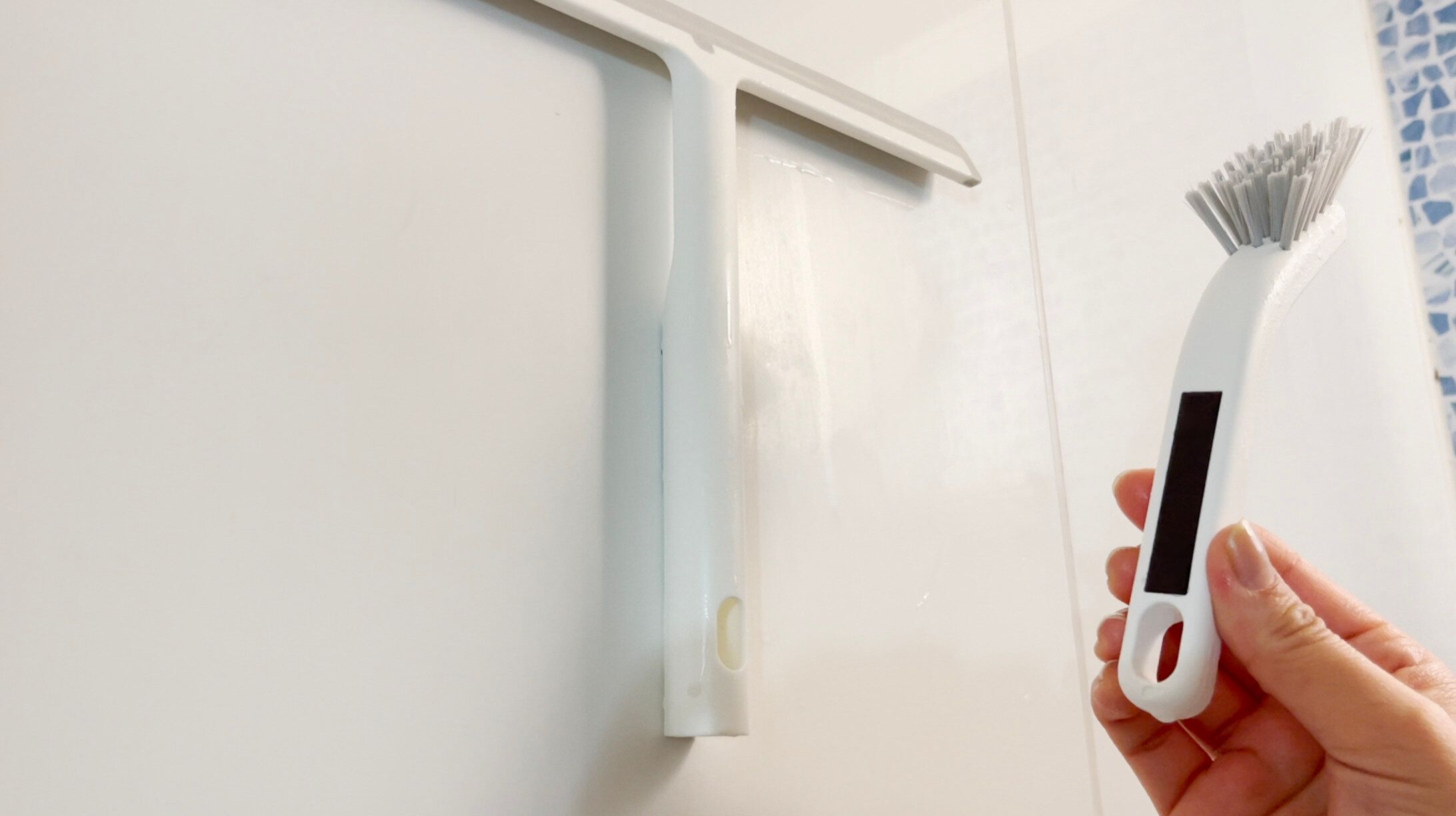 磁石のついている浴室掃除アイテム