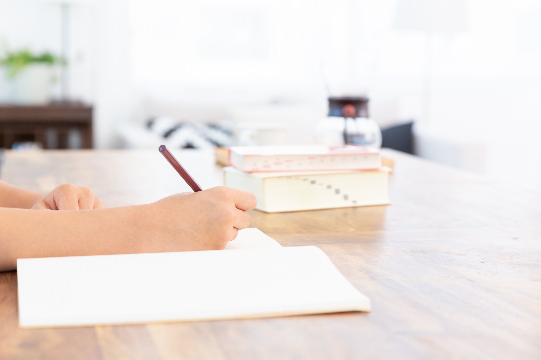 勉強する女の子、手