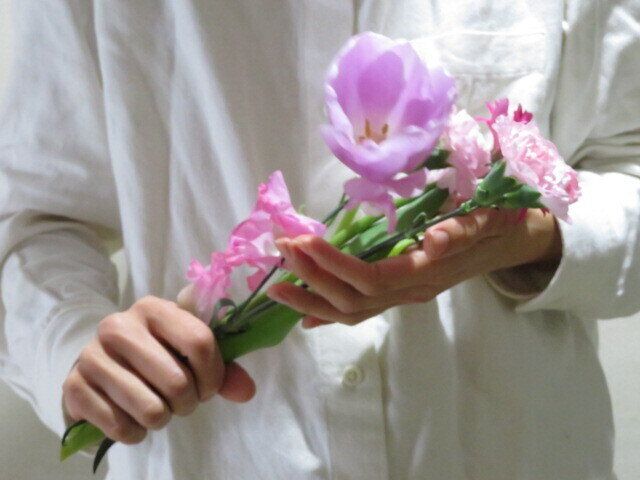 花束を持つ