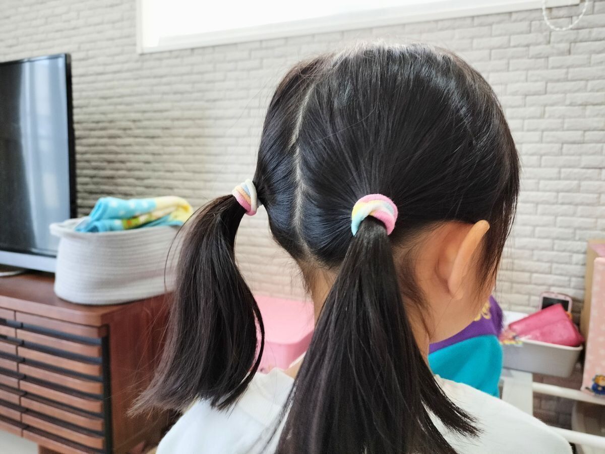 後ろを向いた女の子の画像