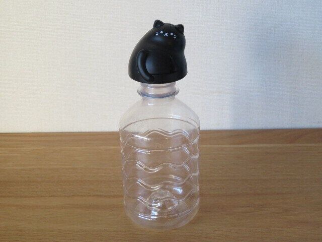 ペットボトルと猫