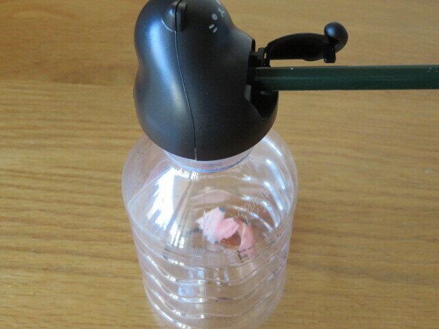 削りかすがペットボトルの中に