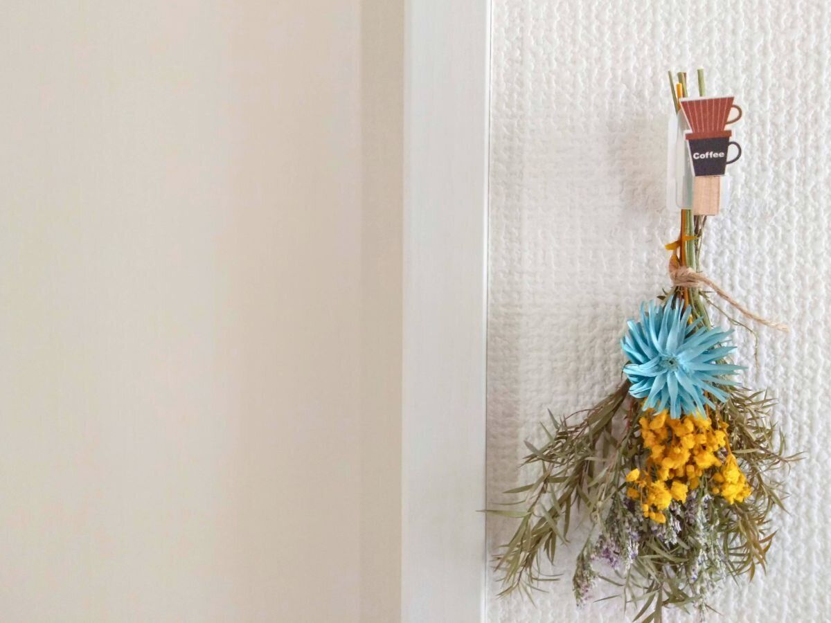 フラワーベースにコーヒー型のクリップを貼り付けた画像