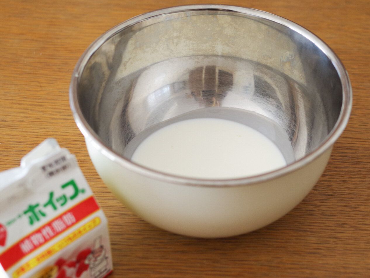 砂糖を入れるだけではダメ！ 少量のホイップクリームを30秒で泡立てる裏技