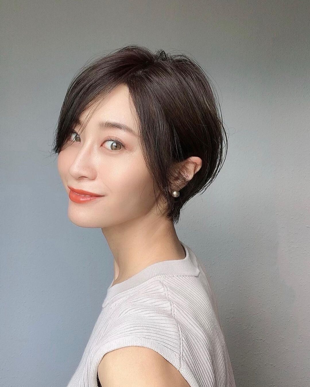 40代女性に似合うふんわりショートヘアスタイル！大人レイヤーショートボブで横顔美人に