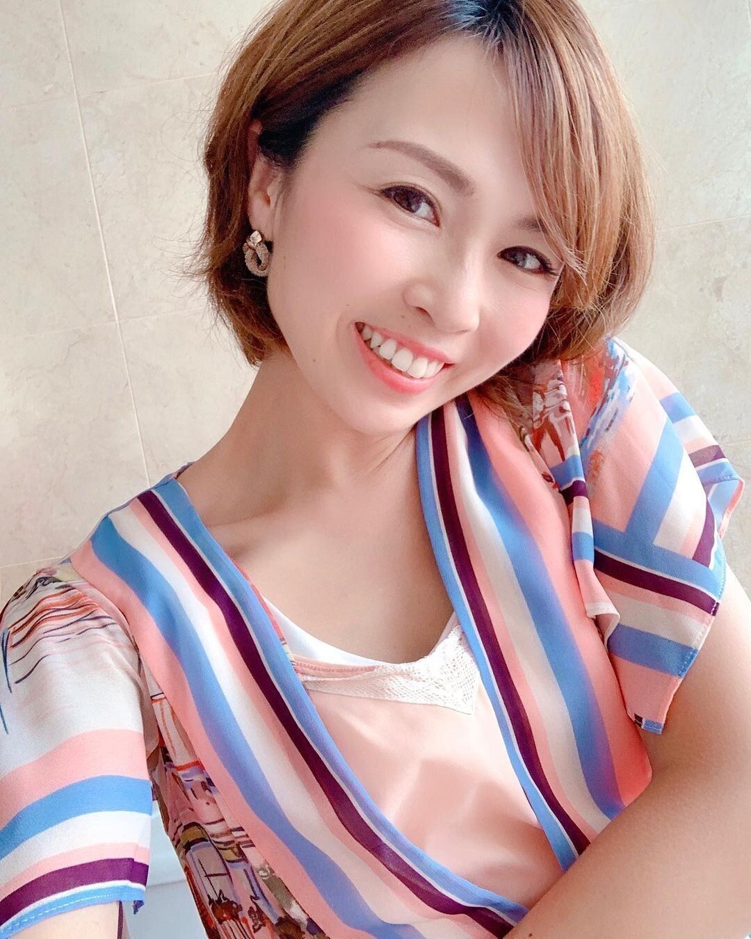 40代女性に似合うふんわりショートヘアスタイル！ボブ感ショートでフェミニンに