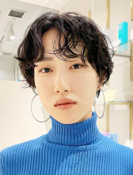 暗髪とパーマでクール見え！ハンサムショート