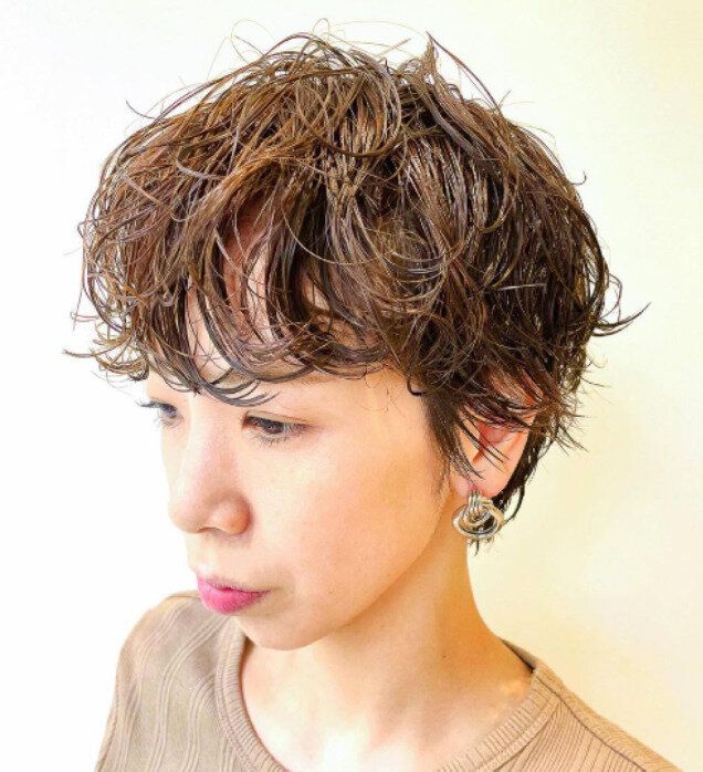 40代女性に似合うふんわりショートヘアスタイル。スタイリングが簡単！エッジの効いたショートヘアパーマ