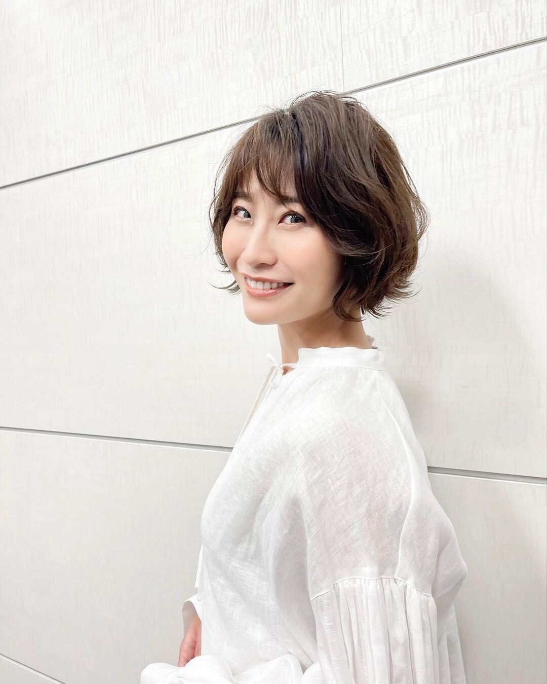 40代女性に似合うふんわりショートヘアスタイル！エアリー感のある大人の外ハネショート