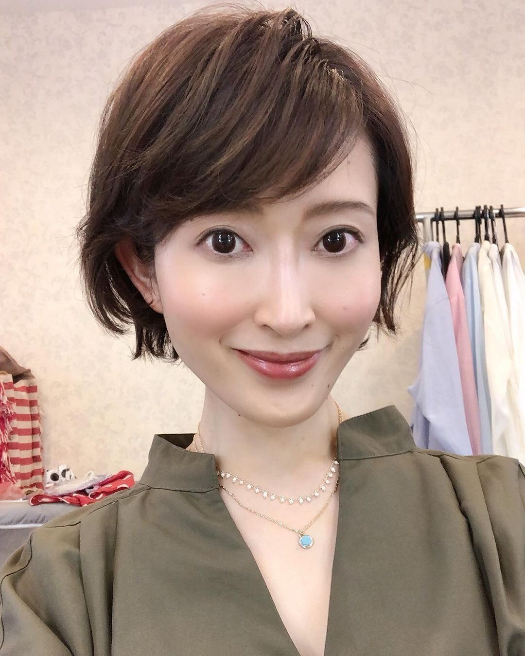 40代女性に似合うふんわりショートヘアスタイル！横流しの前髪でエレガントなショートに