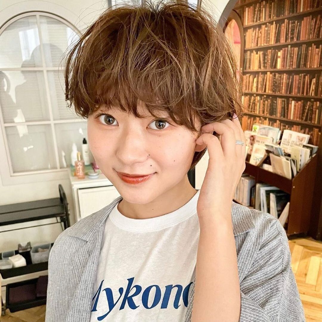 40代女性に似合うふんわりショートヘアスタイル！おしゃれなハイライト入りショート