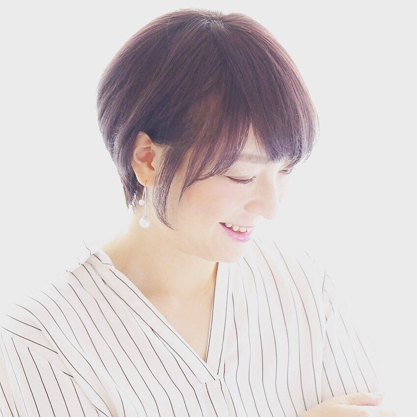 40代女性に似合うふんわりショートヘアスタイル！首元すっきりやわらかシルエット！