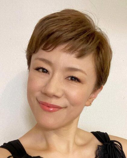 40代女性に似合うふんわりショートヘアスタイル。大人の女性が憧れるピクシーカット