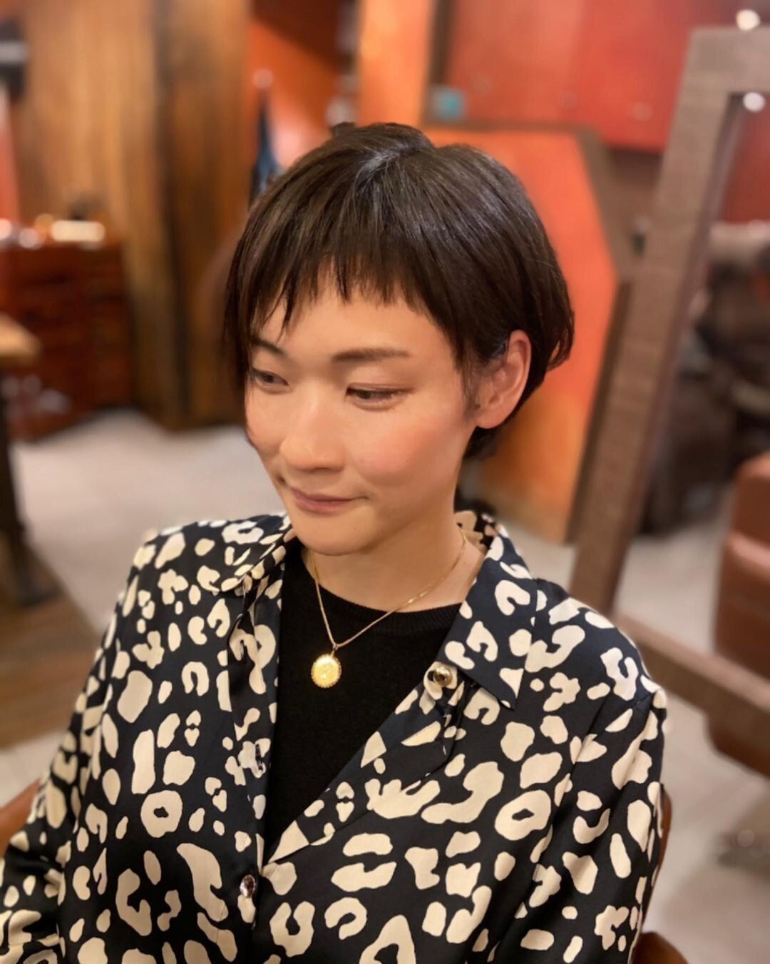 40代女性に似合うふんわりショートヘアスタイル！個性的な前髪アシンメトリーショート