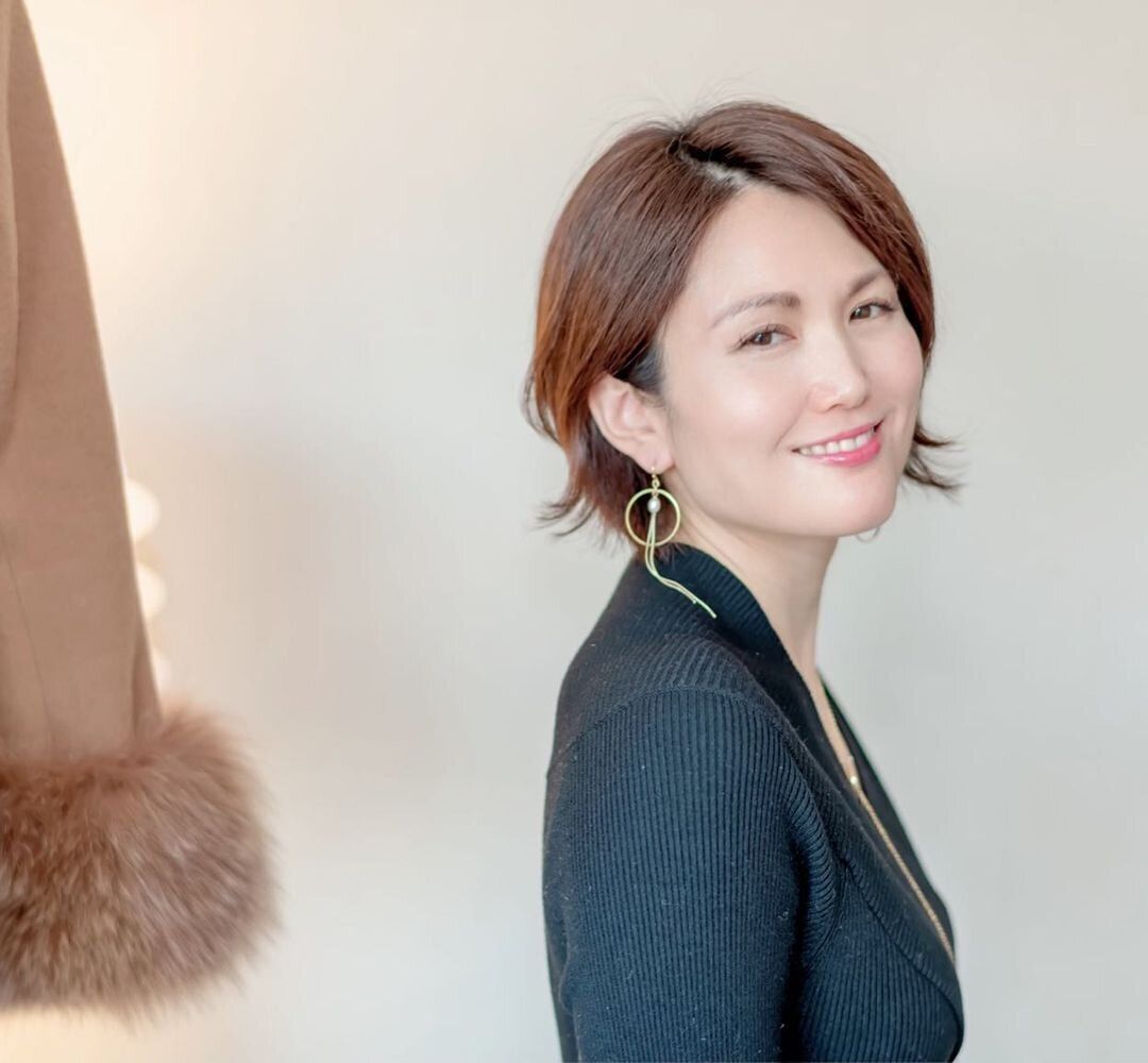 40代女性に似合うふんわりショートヘアスタイル！エレガントな大人の外ハネショート