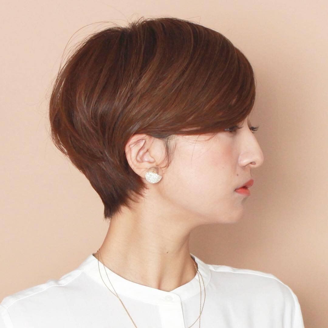 40代女性に似合うふんわりショートヘアスタイル！横流しショートでヨーロッパ風に