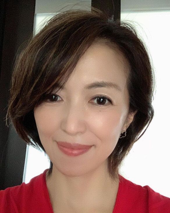 40代女性に似合うふんわりショートヘアスタイル。上品な明るめハイライトショート