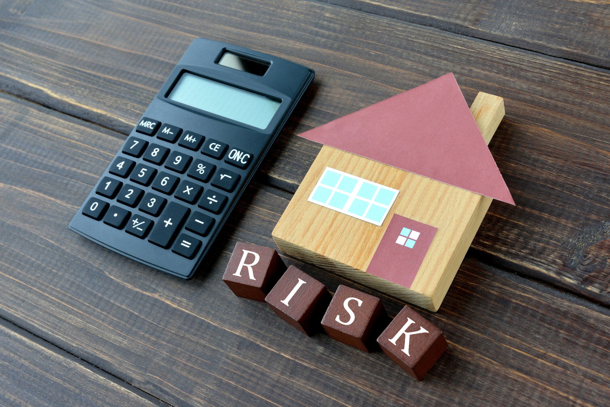 住宅リスク画像、暗い雰囲気