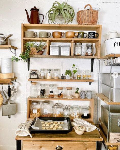 調味料は透明のボトルに入れて見せる収納！