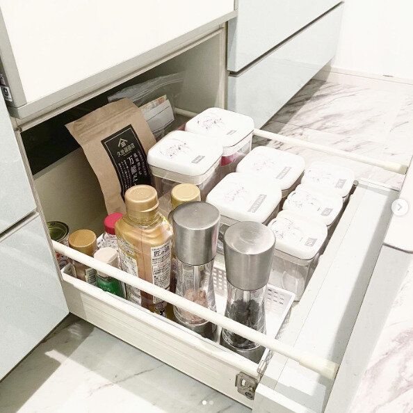 調味料は容器に移し替えて引き出しの中へ！