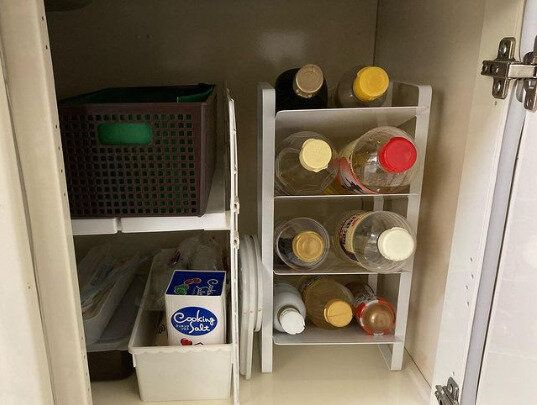 コンロ下は斜めに収納