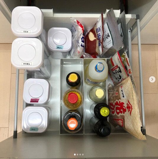 引き出しの中はケースで仕切りを作って収納