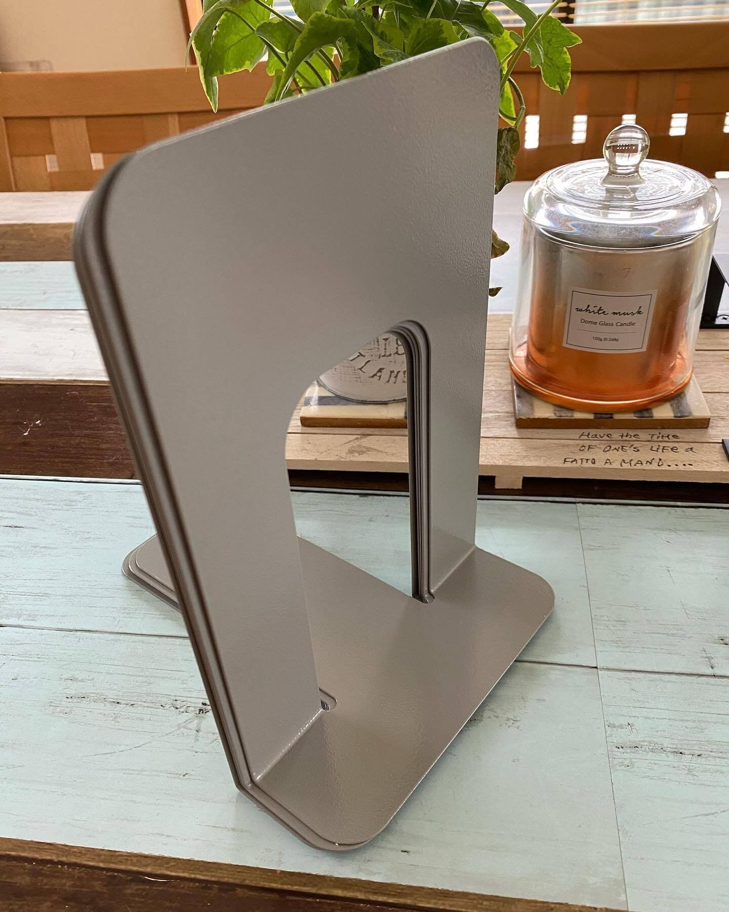 セリアのブックエンドで立てる収納がかなう