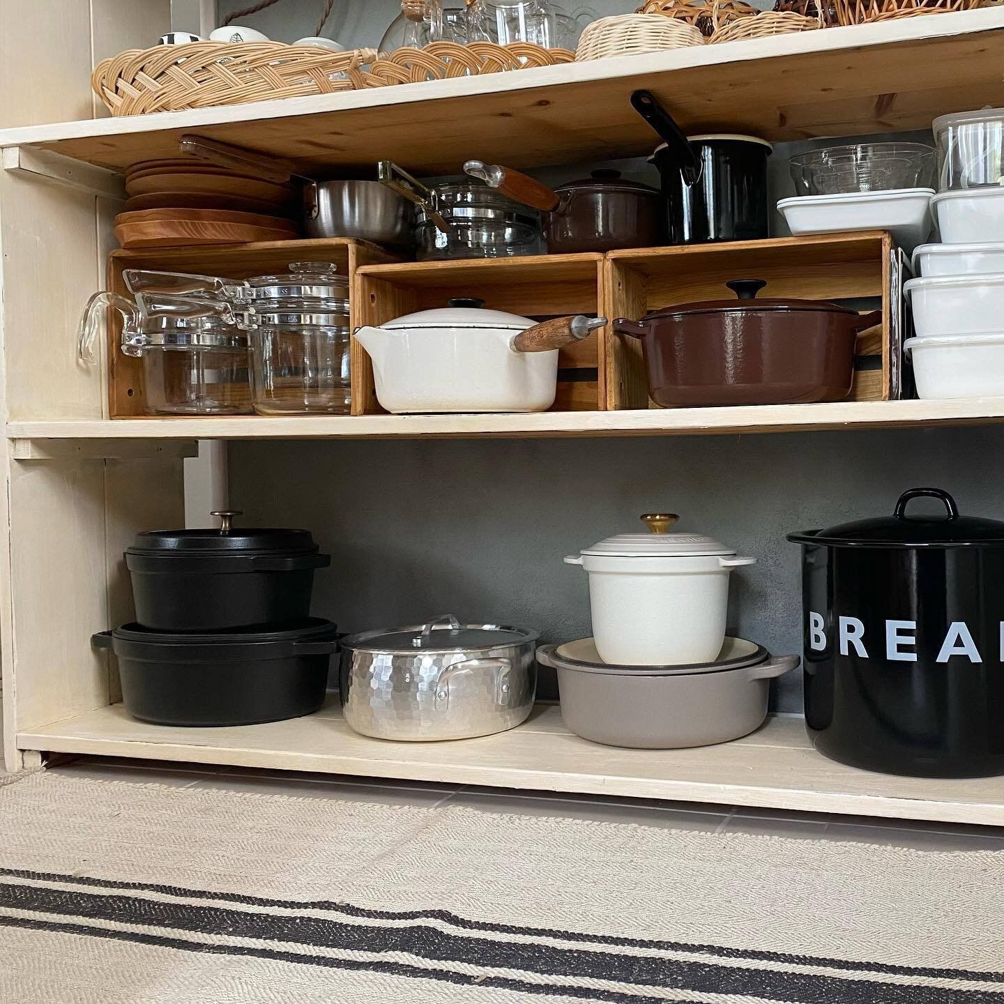 ケースを横に使って鍋収納スペースに