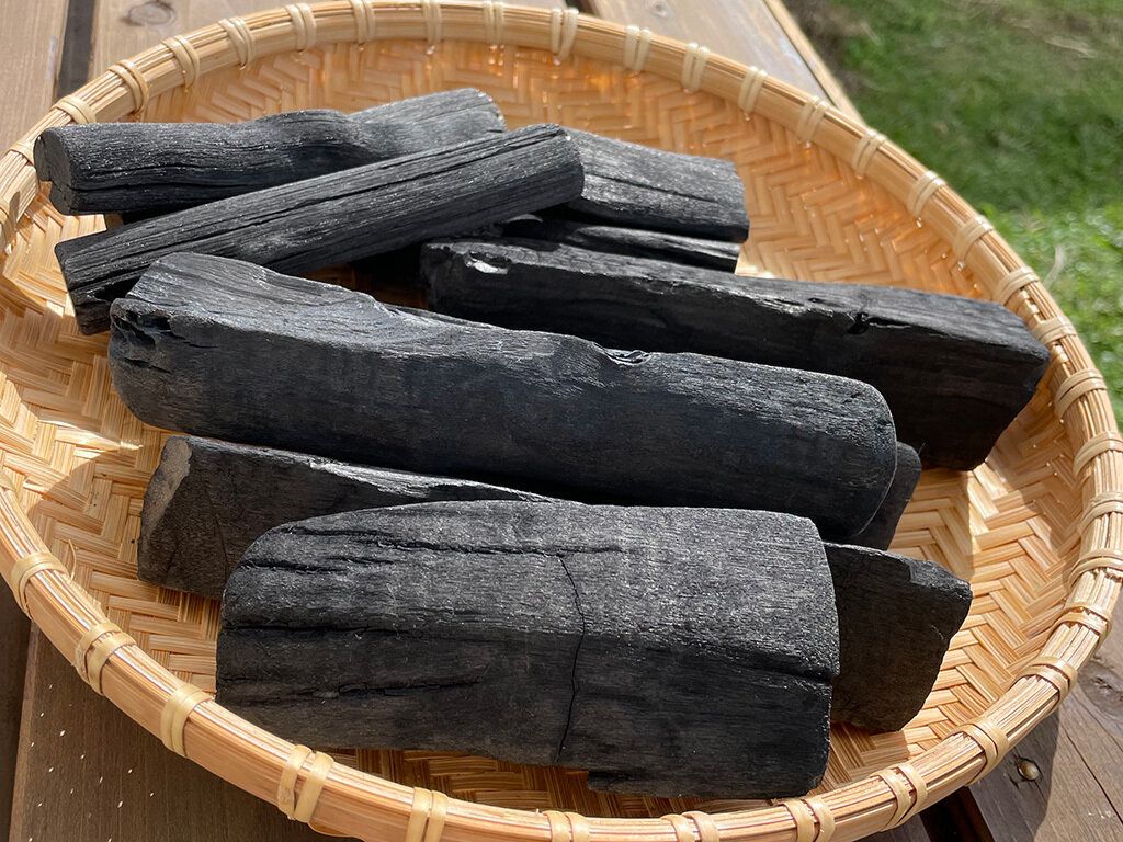 ざるに上げた炭