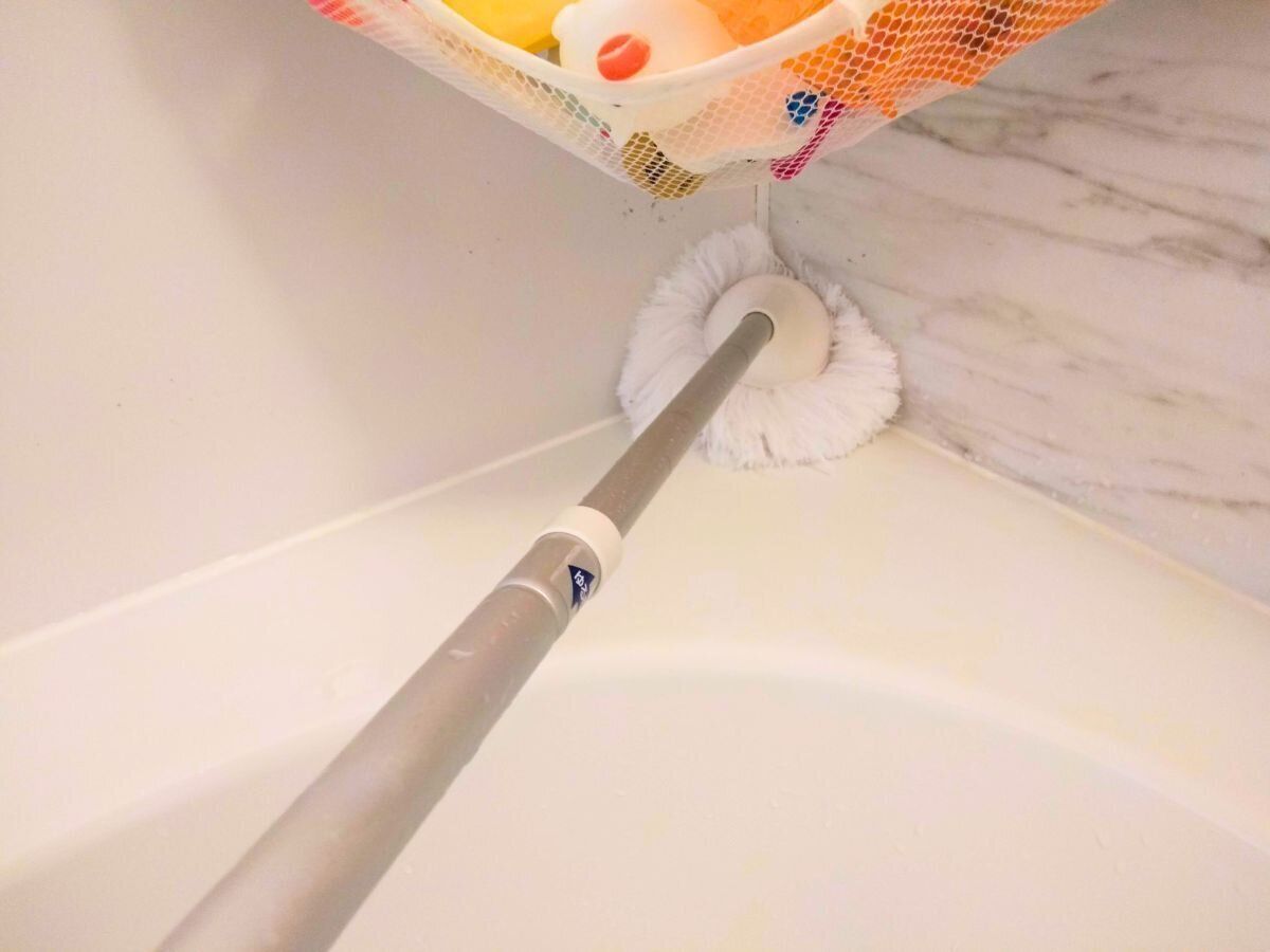 浴槽の角をバスボンくんで掃除している画像