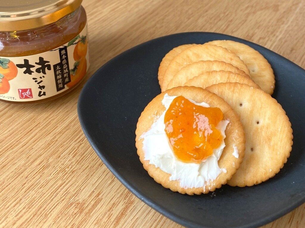 柿ジャムとクリームチーズを塗ったクラッカー