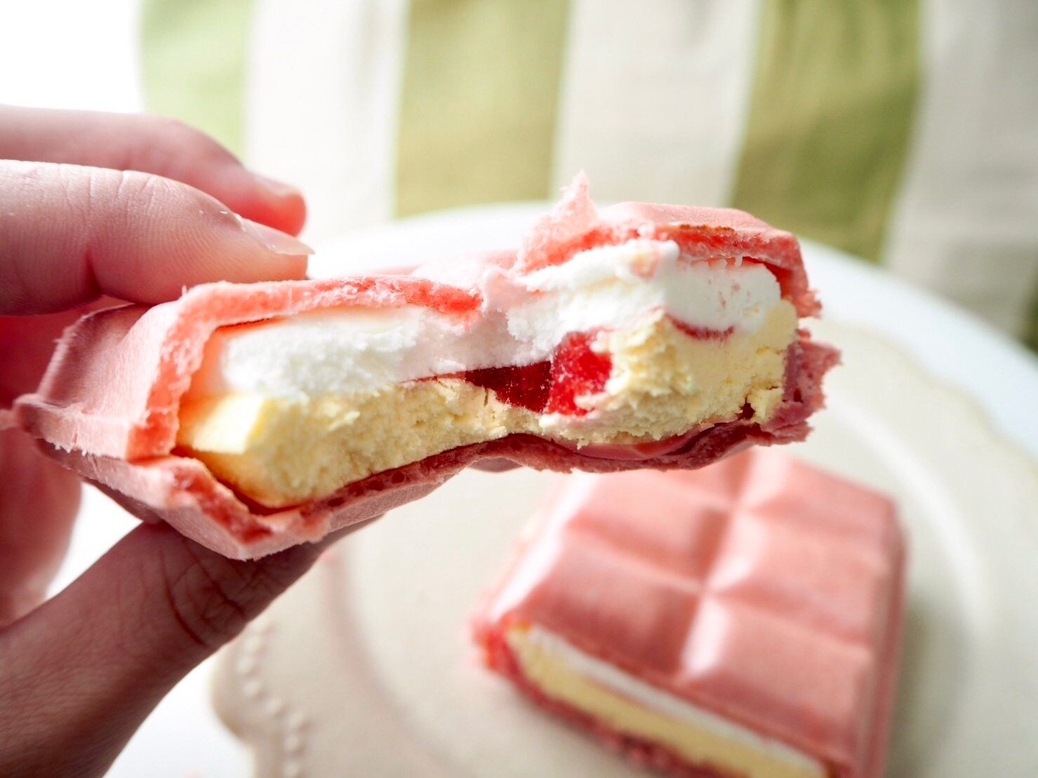 シャトレーゼ「DESSERTモナカ ガトーフレーズ」断面写真