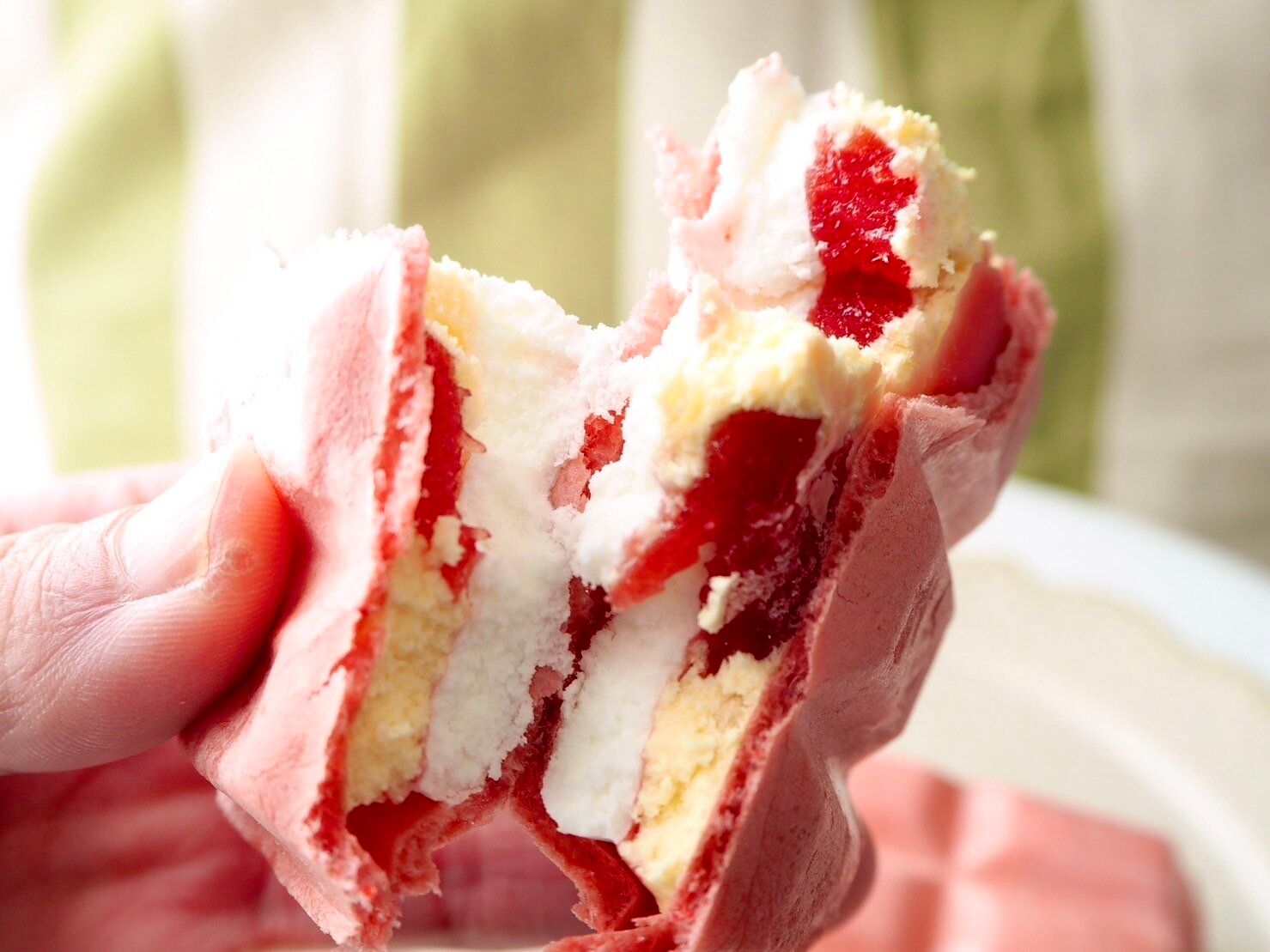 シャトレーゼ「DESSERTモナカ ガトーフレーズ」断面写真