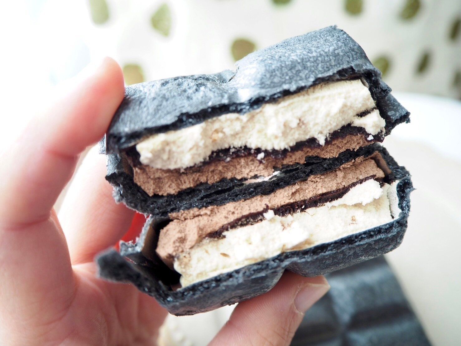 シャトレーゼ「DESSERTモナカ ガトーオペラ」断面写真