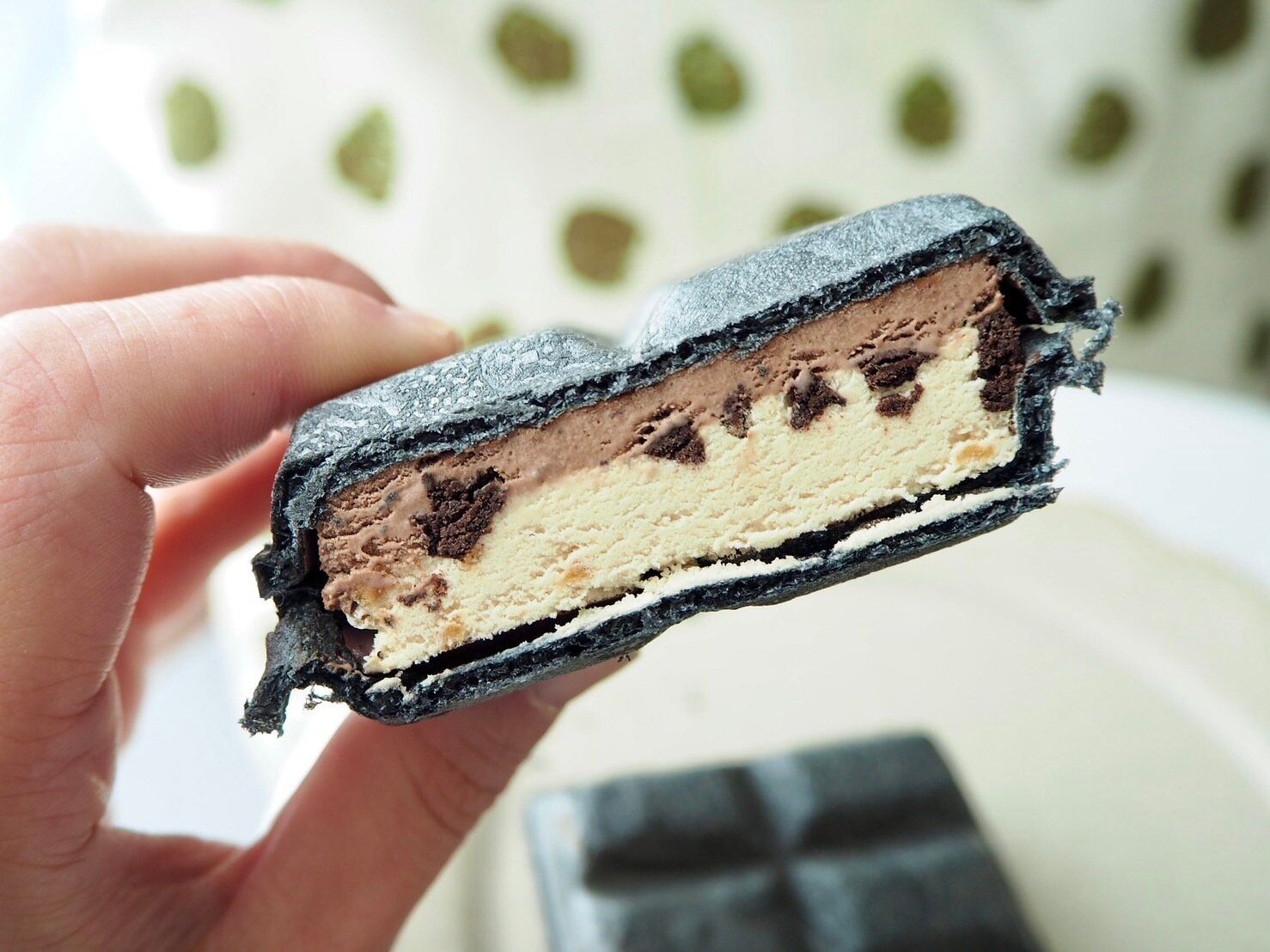 シャトレーゼ「DESSERTモナカ ガトーオペラ」断面写真