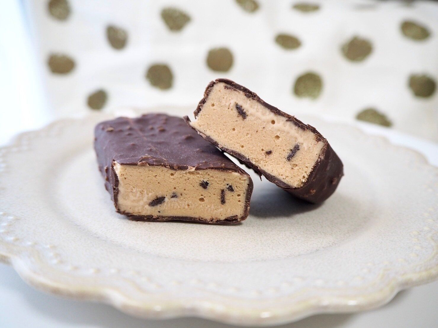 シャトレーゼ「クッキー&クランチバー ビターキャラメル」断面写真