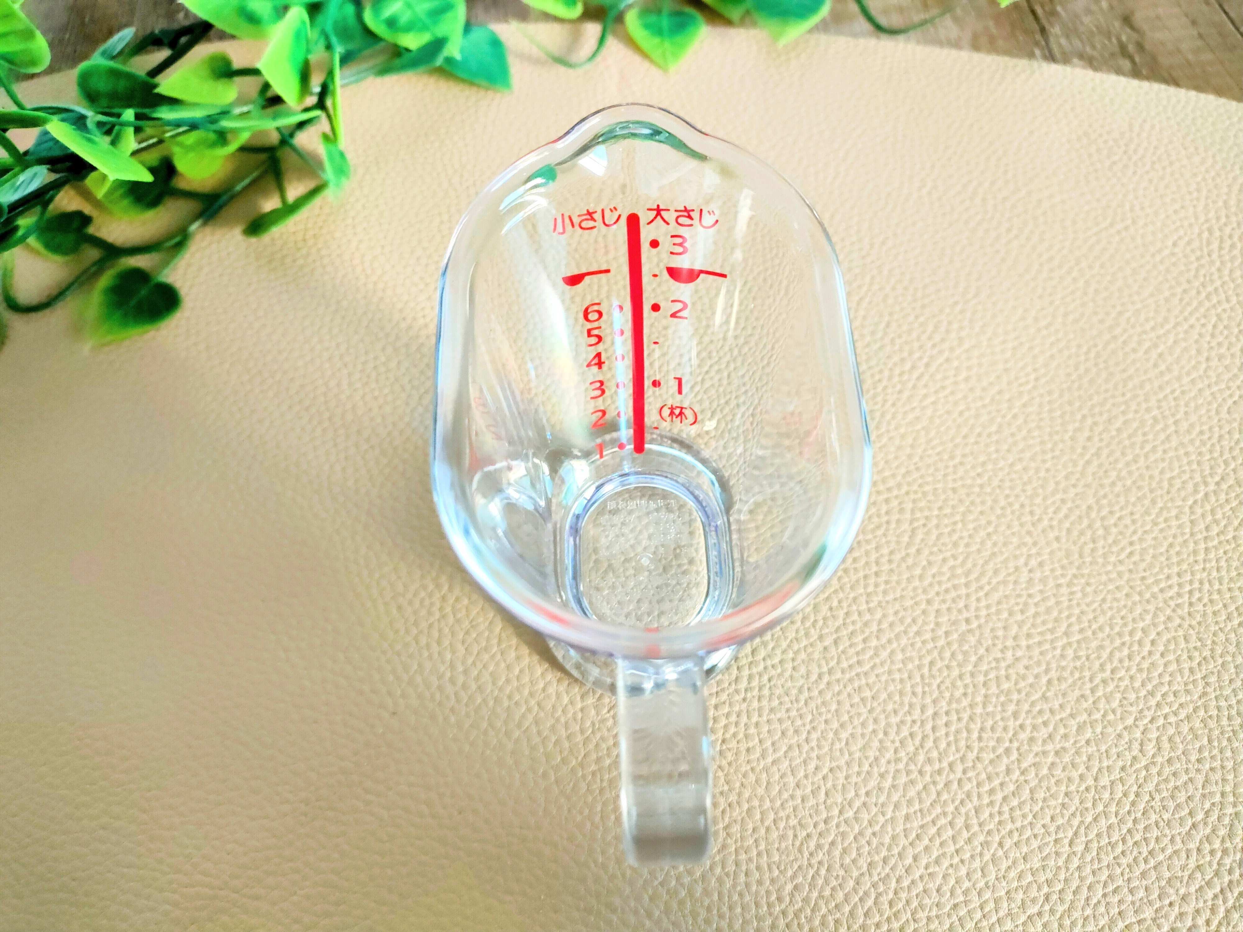 計量カップにはわかりやすい目盛りがついている