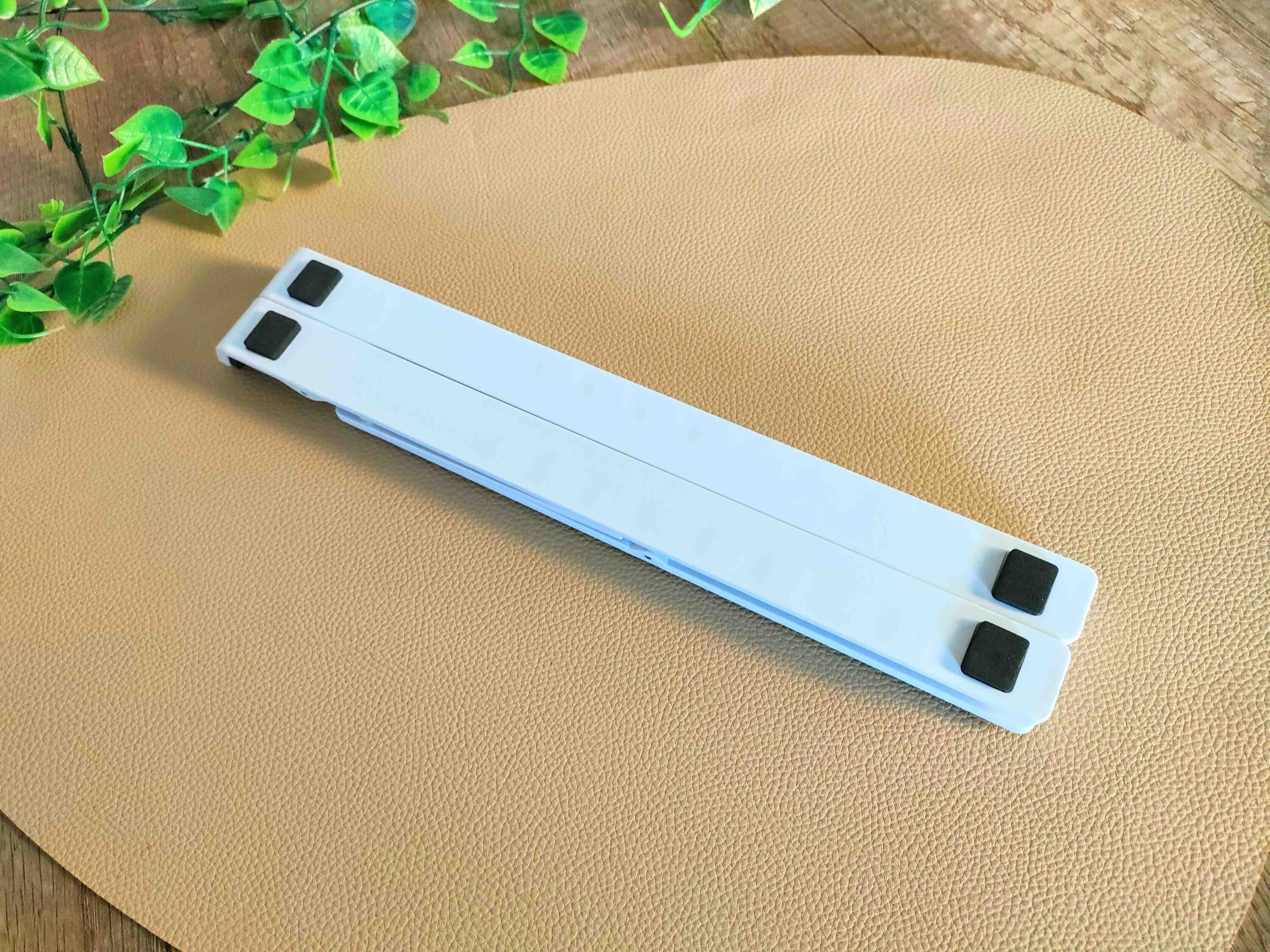 ノートパソコンスタンドが折りたたんだ状態